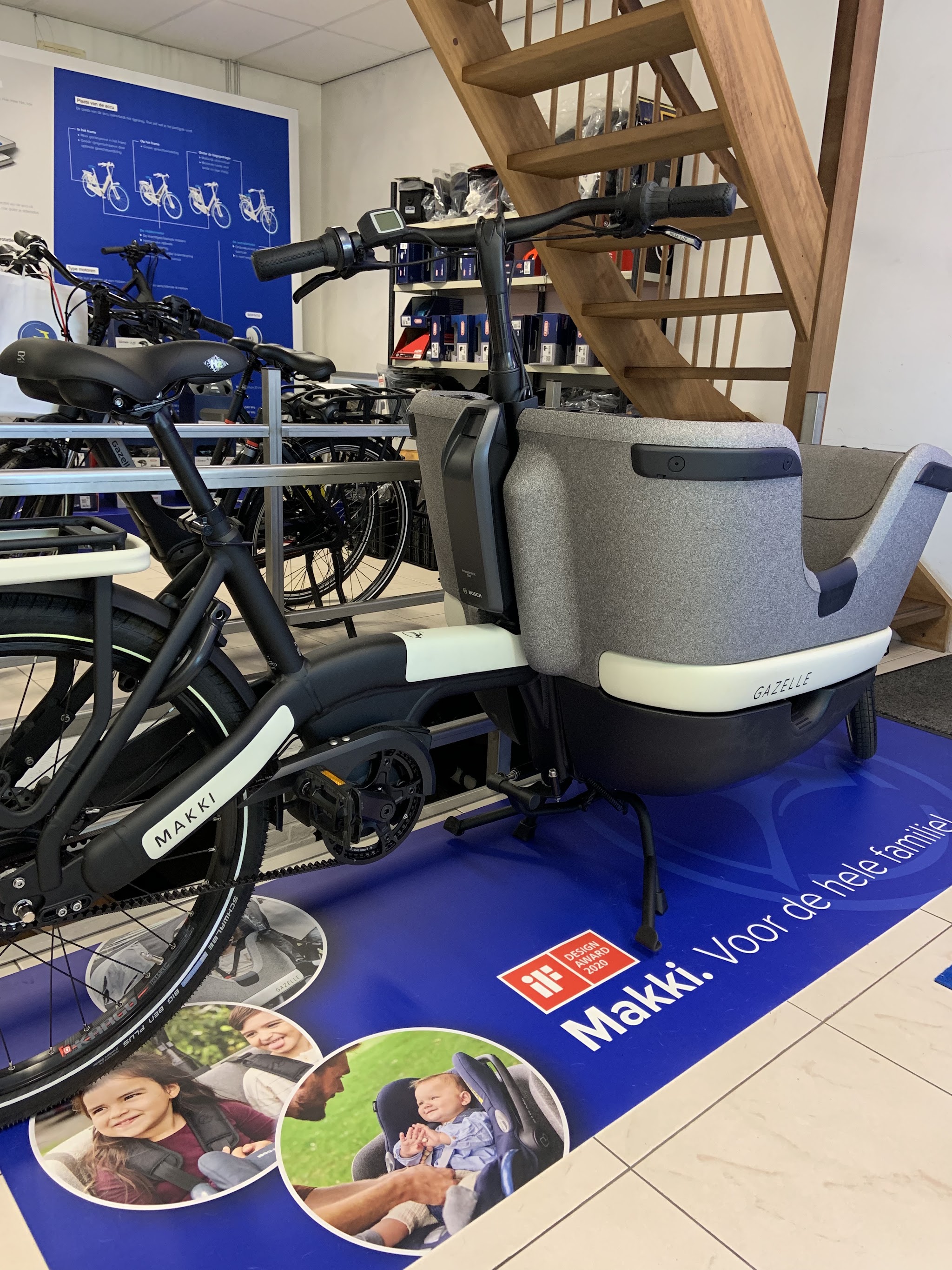 Gazelle Makki bakfiets op het podium in de winkel