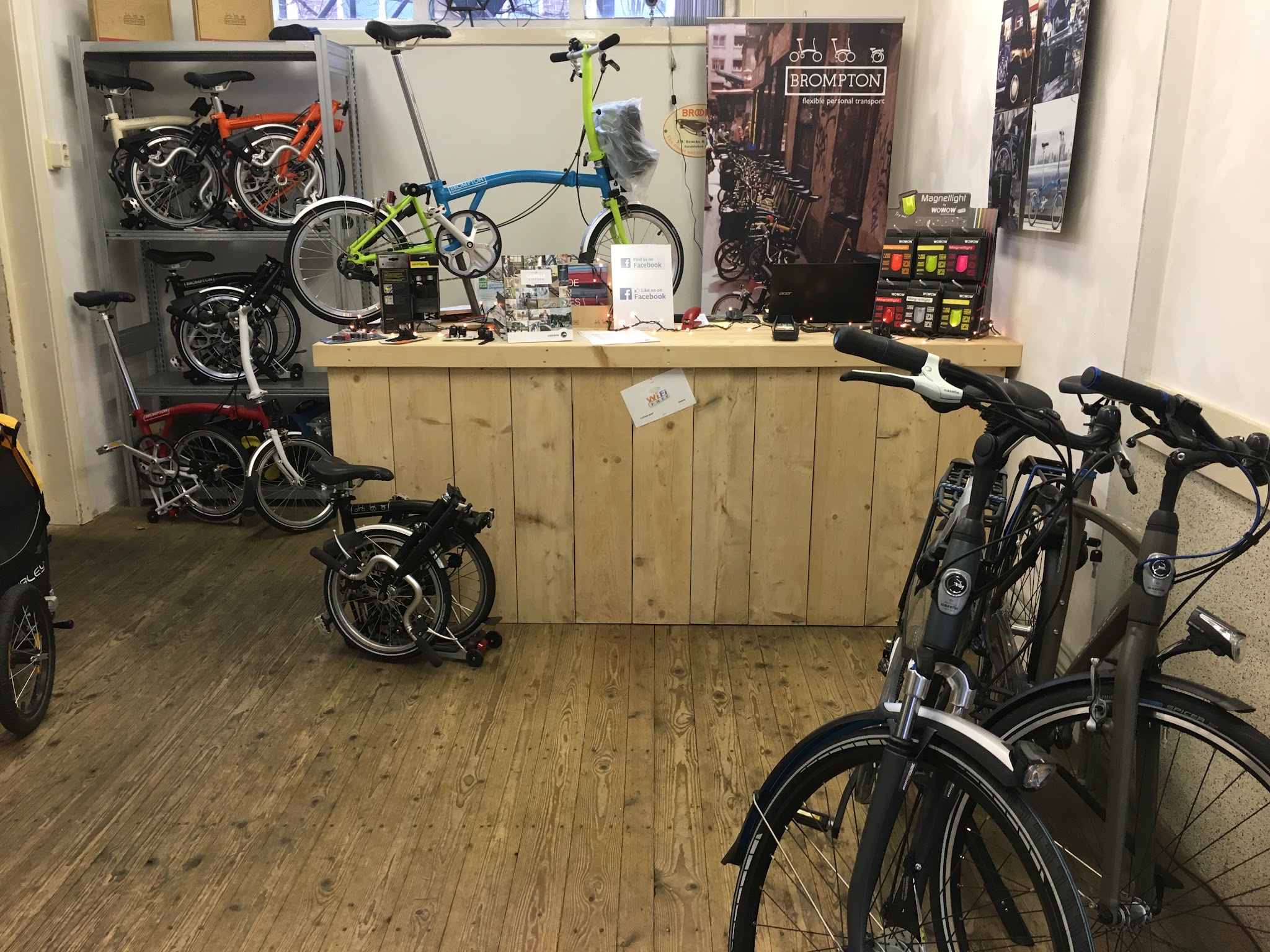 Hoek van de winkel met vouwfietsen en de houten toonbank